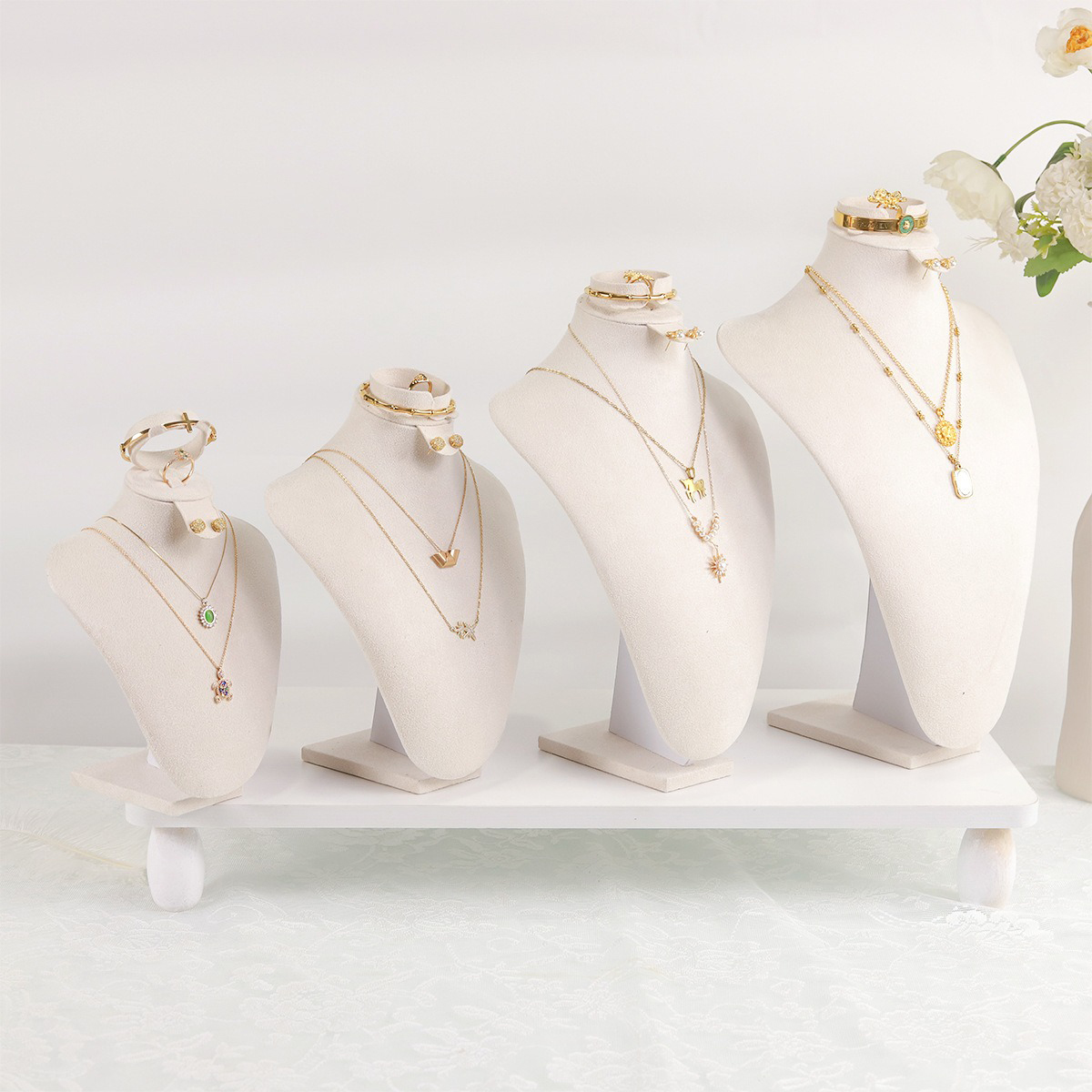 Buste ekspozycyjne na biżuteri – Body Jewelry Holder recenzja i cena