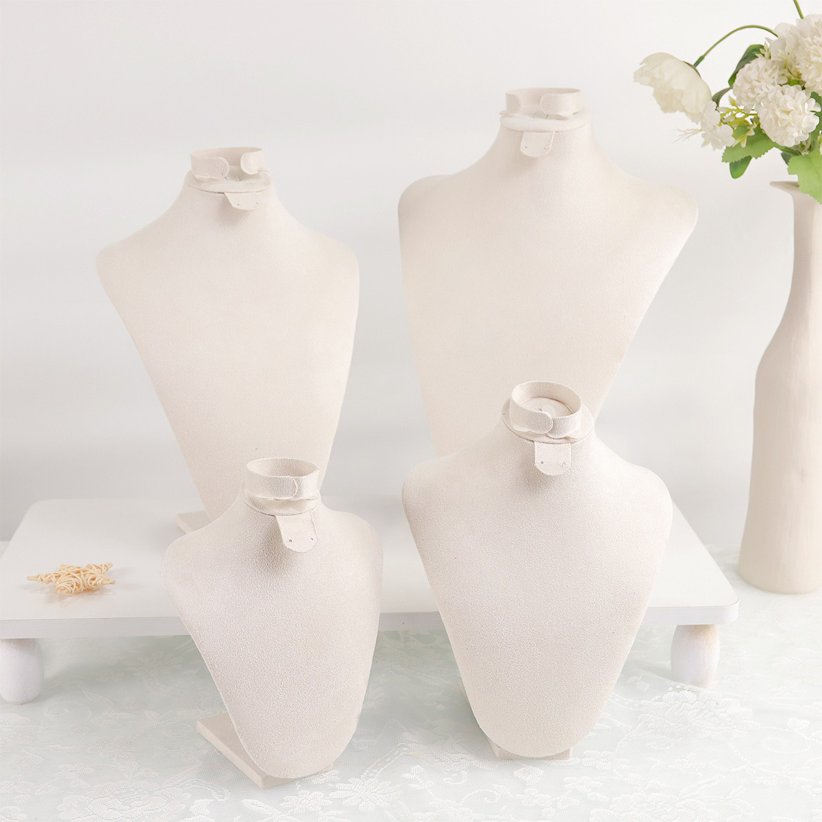 Buste ekspozycyjne na biżuteri – Body Jewelry Holder recenzja i cena